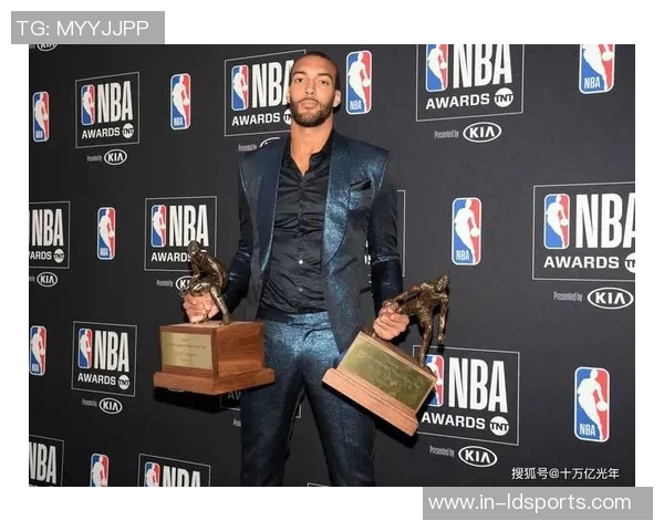 芬奇称赞戈贝尔防守能力认为他仍具备争夺最佳防守球员奖的实力 芬奇称赞戈贝尔防守能力认为他仍具备争夺最佳防守球员奖的实力